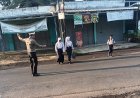 Guna Memberi Kelancaran Pengguna Jalan Sekaligus Bantu Pelajar Menyebrang Jalan, Banit Lantas Polsek Karangnunggal Melaksanakan Pengaturan Lalu Lintas
