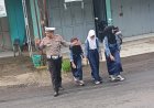 Guna Memberi Kelancaran Pengguna Jalan Sekaligus Bantu Pelajar Menyebrang Jalan, Anggota Polsek Karangnunggal Melaksanakan Pengaturan Lalu Lintas