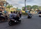 Kegiatan Anggota Polsek Cikatomas Gatur Lalin di Jalan Raya Cikatomas.