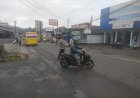 Kegiatan Anggota Polsek Cikatomas Gatur Lalin di Jalan Raya Cikatomas.