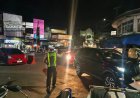 Personel Sat Lantas Polres Tasikmalaya melaksanakan pengaturan lalu lintas dengan humanis