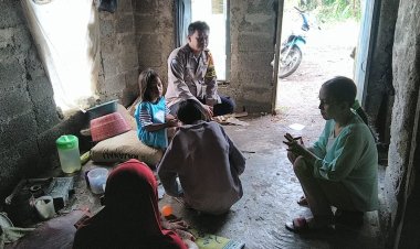 Dekatkan Diri dengan Warga, Bripka Saeful Ramdhani Sambang Kp. Cikawung Luwuk Bangun Suasana Aman dan Akrab