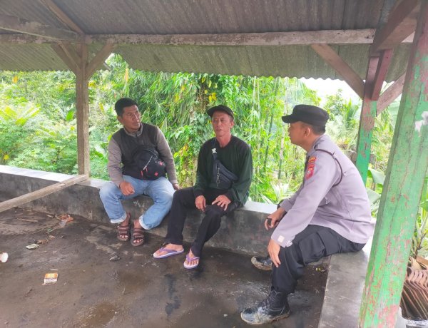 Kanit Binmas Polsek Cigalontang Aipda Erwan Novianto melaksanakan kegiatan silaturahmi dengan warga Cigalontang