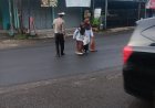 Guna Memberi Kelancaran Pengguna Jalan Sekaligus Bantu Pelajar Menyebrang Jalan, Panit 2 Lantas Polsek Karangnunggal Melaksanakan Pengaturan Lalu Lintas