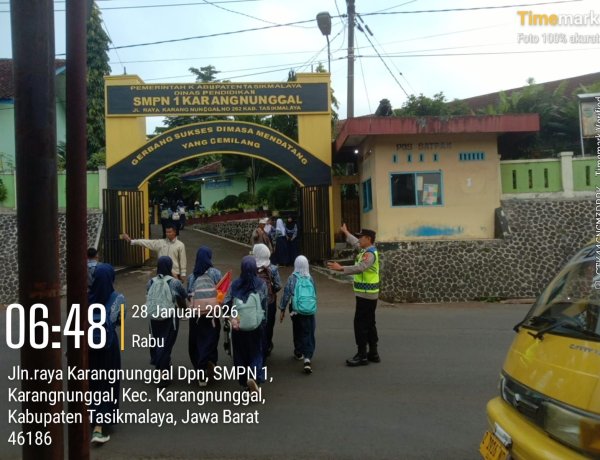 Guna Memberi Kelancaran Pengguna Jalan Sekaligus Bantu Pelajar Menyebrang Jalan, Anggota Polsek Karangnunggal Melaksanakan Pengaturan Lalu Lintas