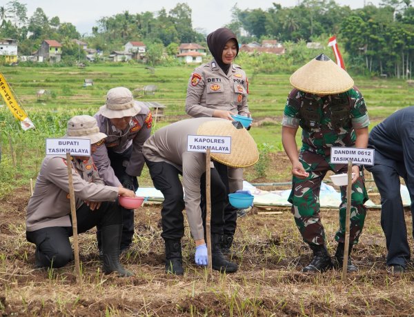 Kapolres Tasikmalaya Laksanakan Penanaman Jagung Serentak di Wilayah Hukum Polsek Sukaraja