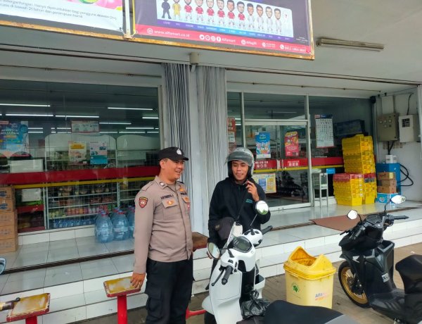 Tingkatkan Keamanan Wilayah Hukum Polsek Cibalong, Bripka Aan hidayatul U dengan Warga Wilayah Hukum Polsek Cibalong