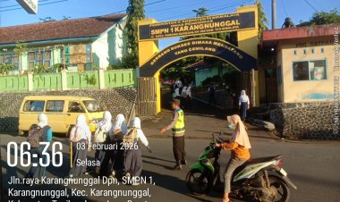 Guna Memberi Kelancaran Pengguna Jalan Sekaligus Bantu Pelajar Menyebrang Jalan, Anggota Polsek Karangnunggal Melaksanakan Pengaturan Lalu Lintas